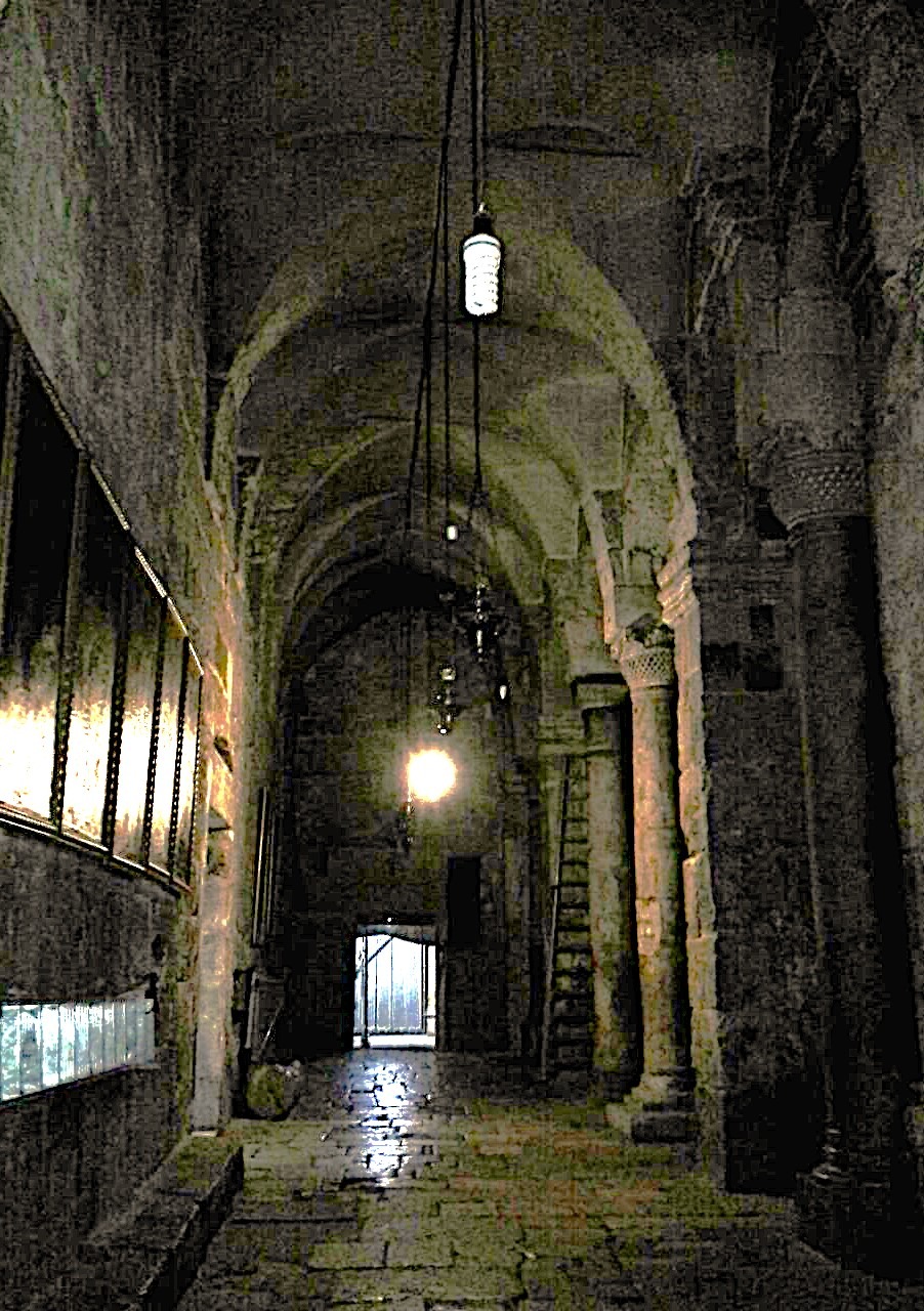 Interior de una iglesia histórica